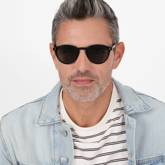 Model with salt and pepper hair and beard wearing Como Sunglasses Black with Olive