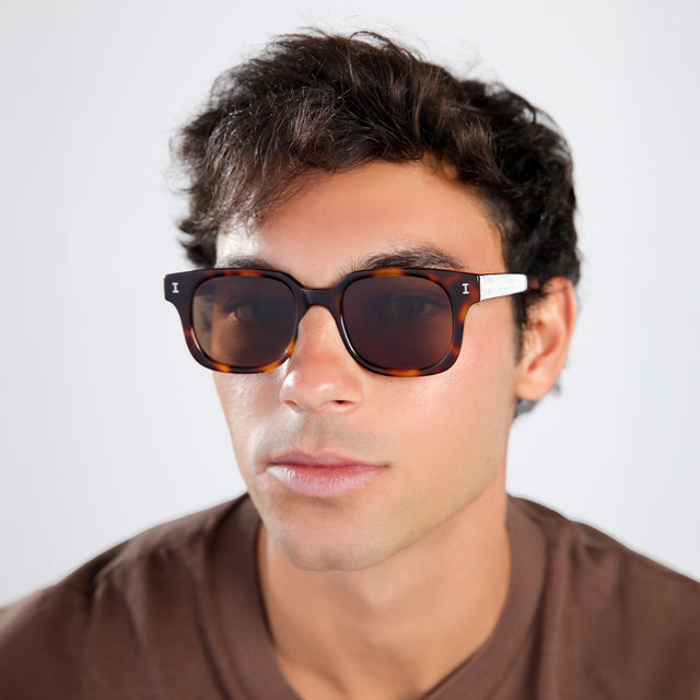 Man with brown hair in a brown shirt wearing Ellison Sunglasses Havana with Brown Flat
