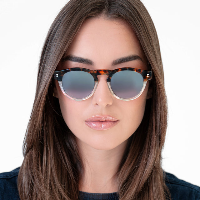Brunette model wearing Leonard Sunglasses H/H Maple Bone with Silver Mirror Gradient