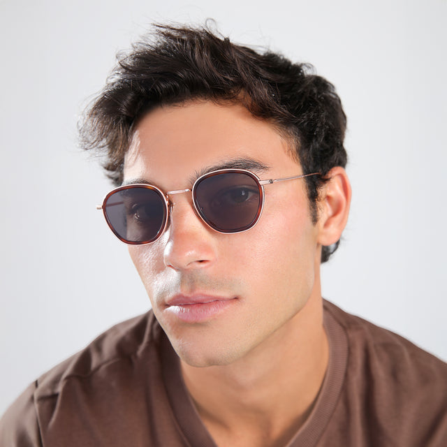 Man in a brown shirt wearing Prince Tate Sunglasses Havana/Rose Gold with Grey Flat