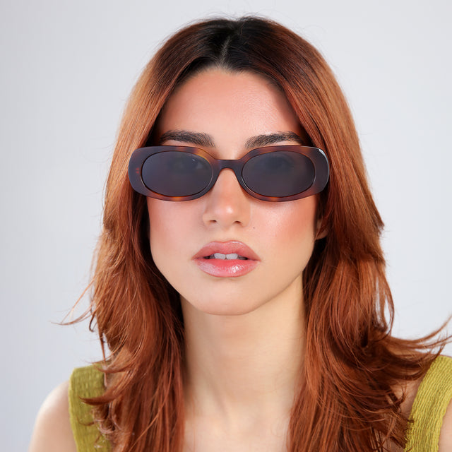 Woman with red hair Shirley 51 Sunglasses side view in Havana / Grey