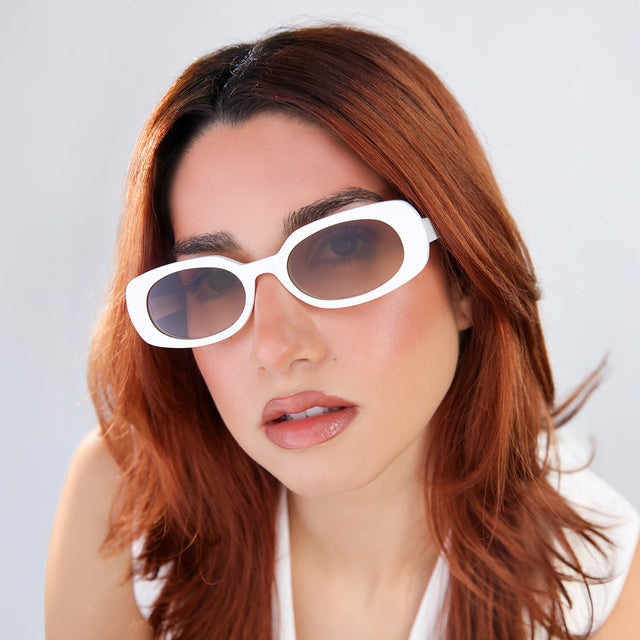 Close up of woman with red hair Shirley 51 Sunglasses side view in White / Brown Gradient