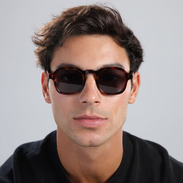 Another angle of a man with brown hair in a black shirt wearing Washington Sunglasses Havana with Grey Flat