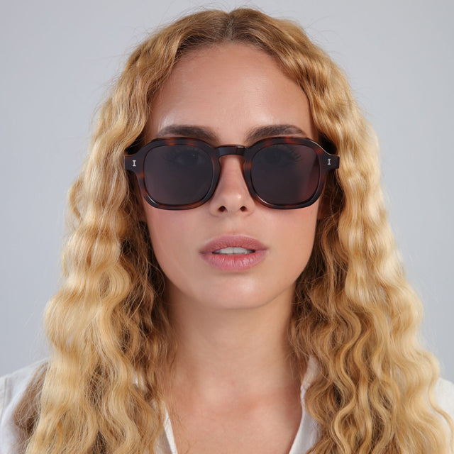 Another angle of blonde woman with curly hair wearing Washington Sunglasses Havana with Grey Flat