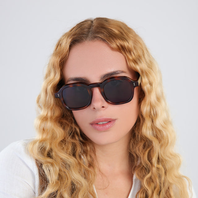 Blonde woman with wavy hair wearing Washington Sunglasses Havana with Grey Flat