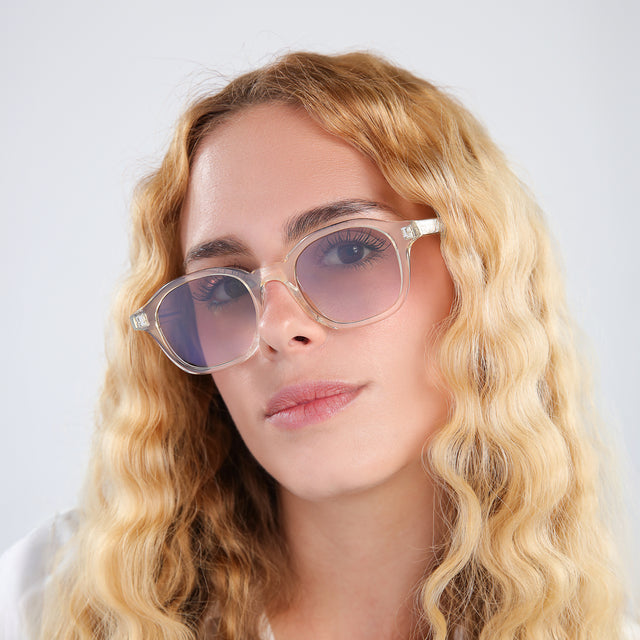 Model with blonde, wavy hair wearing William Sunglasses Champagne with Taupe Gradient