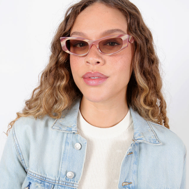 Brunette model with ombré, curly hair wearing Alexa Sunglasses Monte Rosa with Taupe Flat Gradient