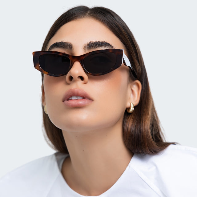 Woman in a white blouse wearing Alexa Sunglasses Havana with Grey Flat