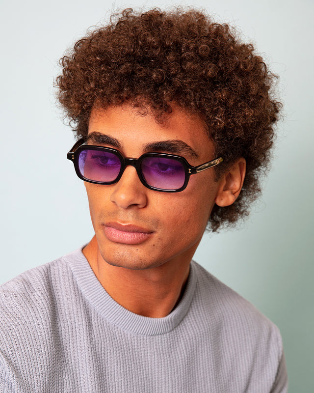 Model with afro-curly hair wearing Berlin Sunglasses Black with Purple Gradient