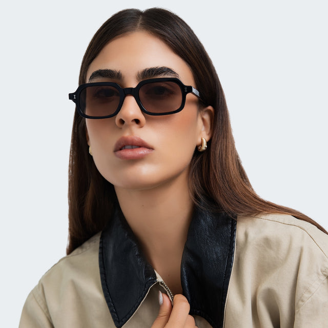 Woman in a trench coat wearing Berlin Sunglasses Black with Brown Gradient