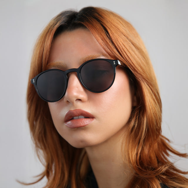 Model with red hair wearing Como Sunglasses Black with Grey