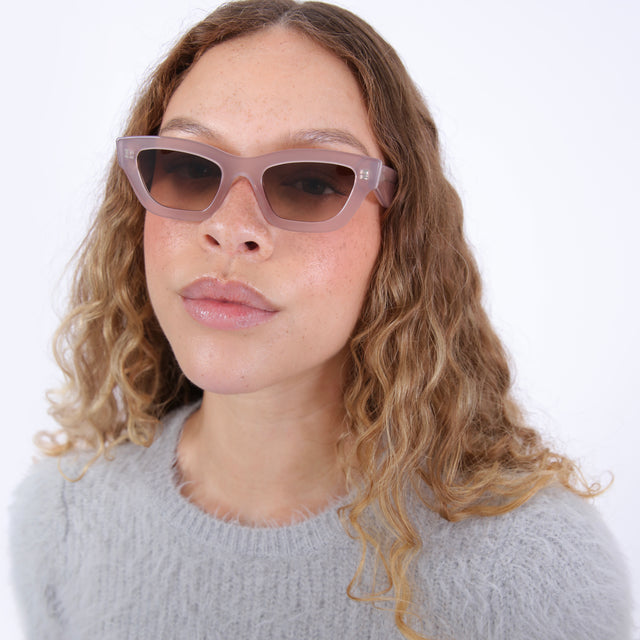 Brunette with an ombre looking up wearing Donna Sunglasses Thistle with Brown Gradient