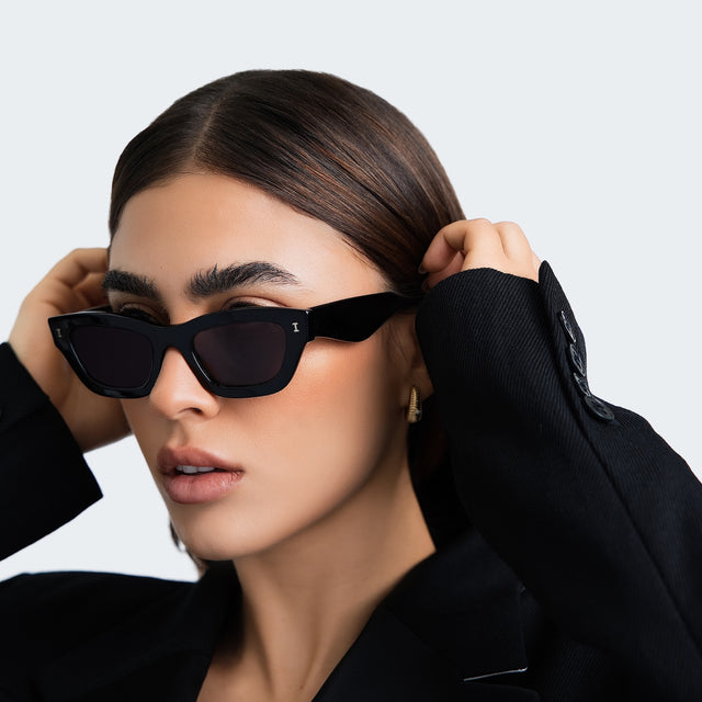 Close up of woman in a black blazer wearing Donna Sunglasses Black with Grey