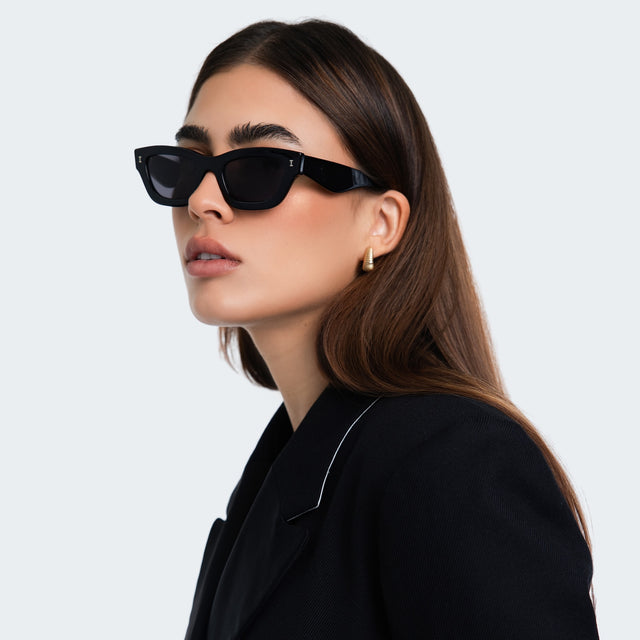 Woman in a black blazer wearing Donna Sunglasses Black with Grey