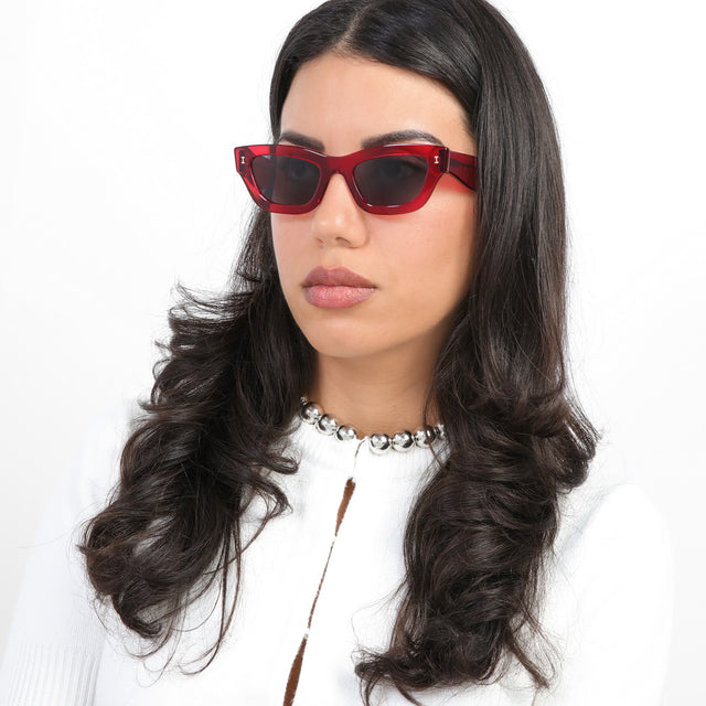 Brunette model with loose curls wearing Donna Sunglasses Mulberry with Grey