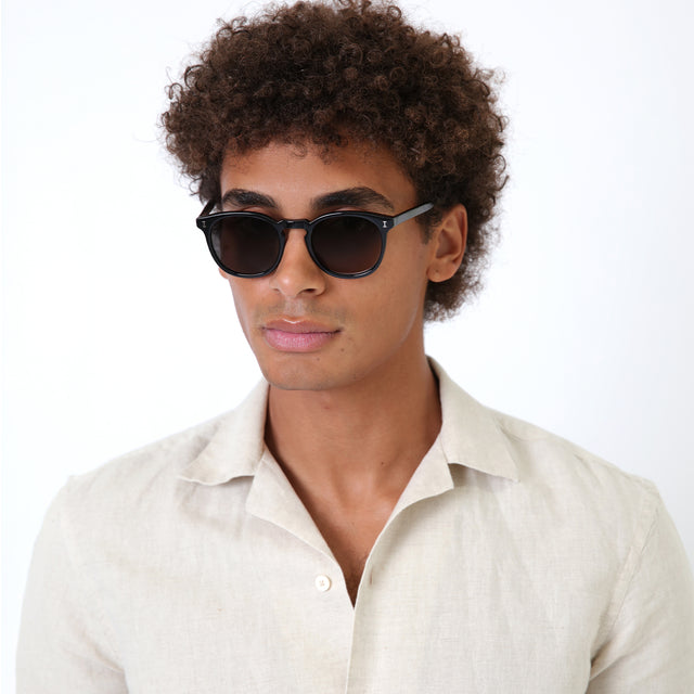 Model with natural afro-curly hair wearing Eldridge Sunglasses Black with Grey Flat