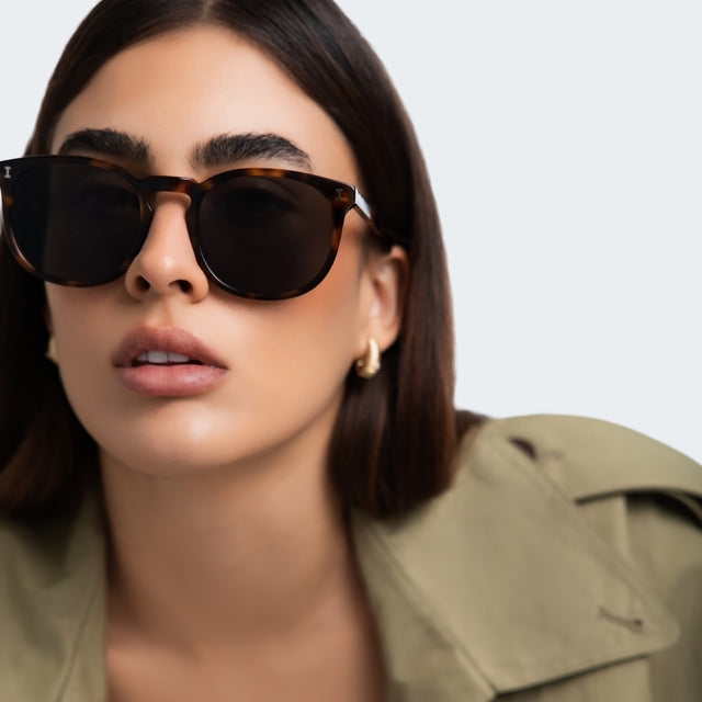 Woman in a trench coat wearing Eldridge 56 Sunglasses Havana with Dark Olive Flat