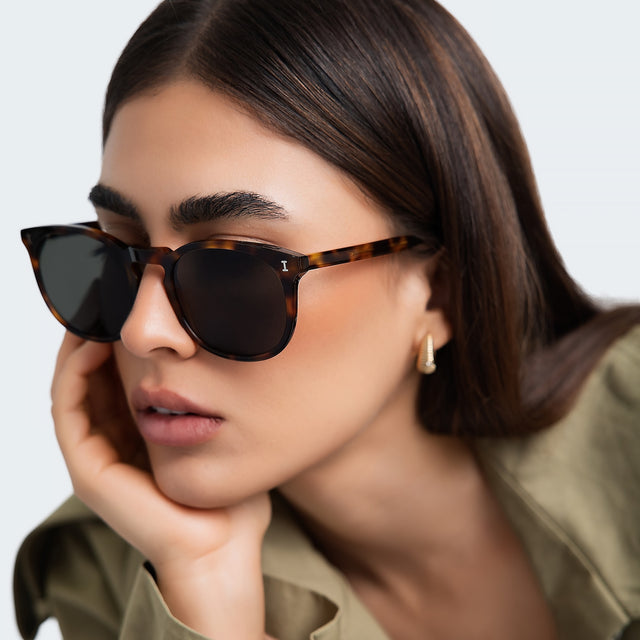 Close up of woman in a trench coat wearing Eldridge 56 Sunglasses Havana with Dark Olive Flat