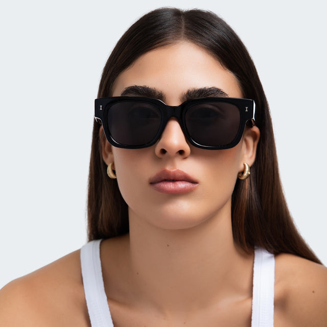 Another angle of a woman in a white tank top wearing Francesco Sunglasses Black with Grey