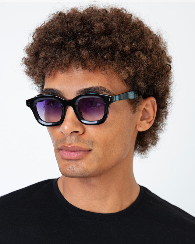 Model with afro-curly hair wearing George Sunglasses Black with Purple Flat Gradient