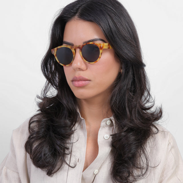 Model looking right wearing Leonard Sunglasses Amber with Grey