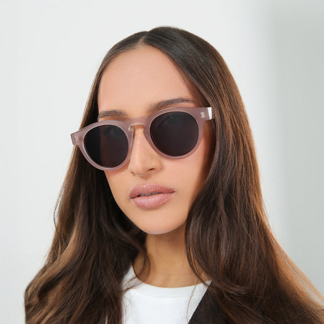 Another angle of woman with brown hair in a white tee wearing Leonard Sunglasses Thistle with Grey