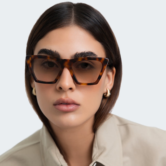 Woman in a trench coat wearing Lisbon Sunglasses Havana with Taupe Gradient