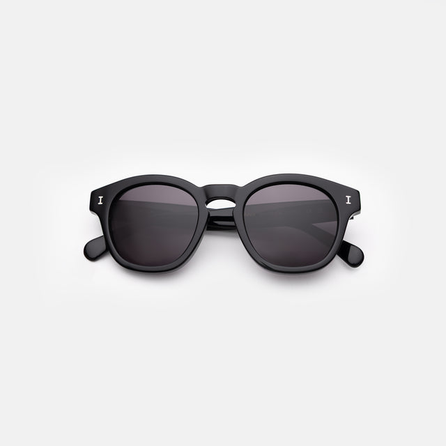 Madison Sunglasses side view in Black / Grey