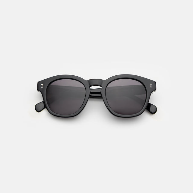 Madison Sunglasses side view in Black / Grey