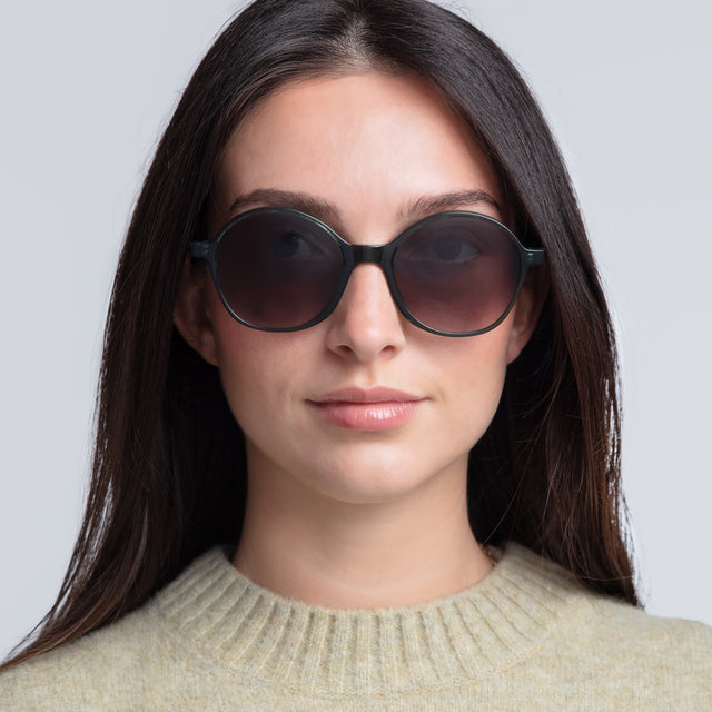 Woman in a knit sweater wearing Montmartre Sunglasses Pine with Grey Gradient