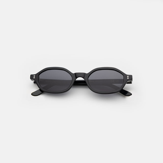 Munich Sunglasses side view in Black / Grey Flat