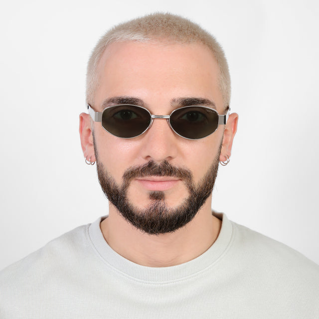 Model with a platinum buzzcut wearing Nesso Sunglasses Silver with Olive