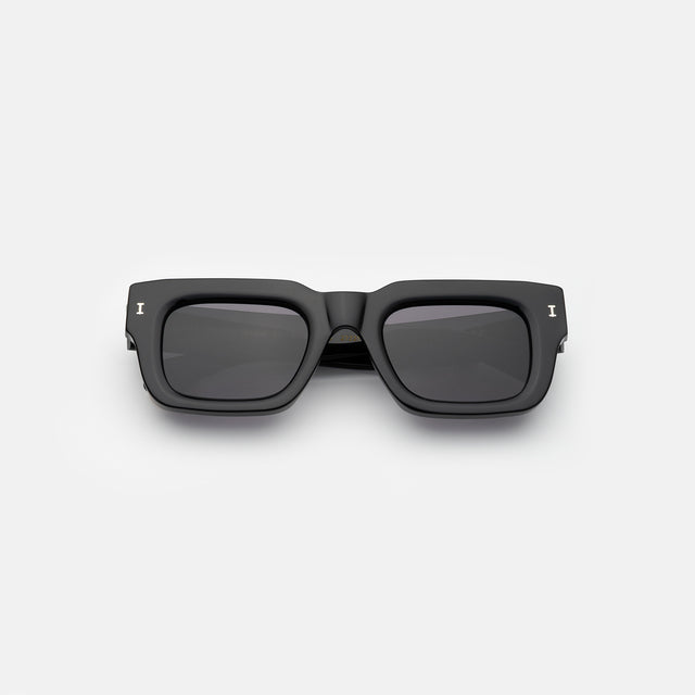 Nick Kyrgios x illesteva 2 Sunglasses side view in Black / Grey Flat