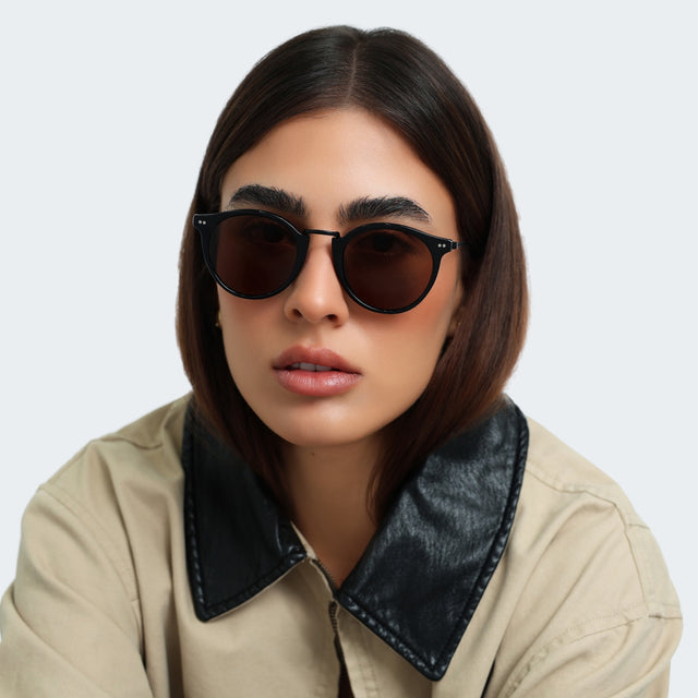 Woman in a trench coat wearing Portofino Sunglasses Black with Brown