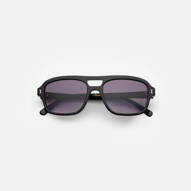 Queens Sunglasses side view in Black / Grey Flat Gradient