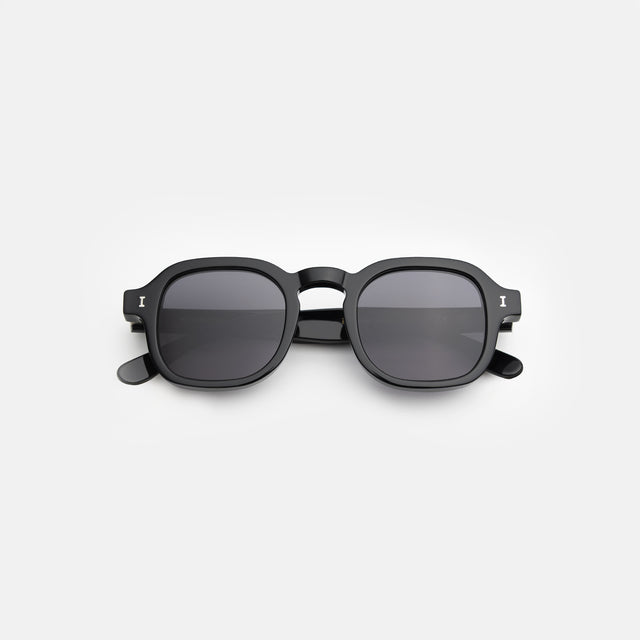 Washington Sunglasses side view in Black / Grey Flat