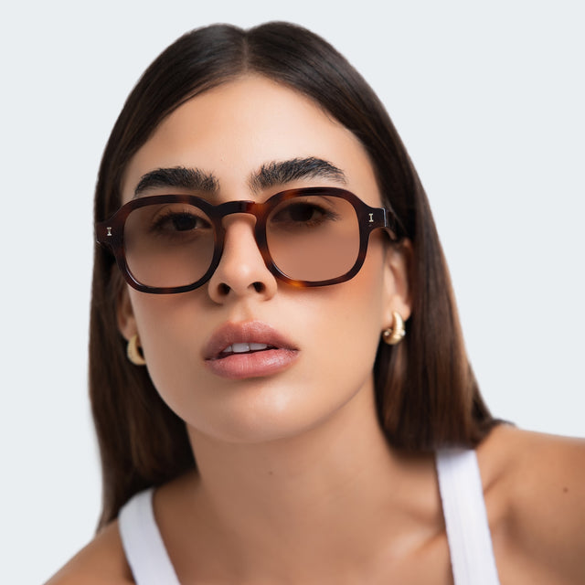 Woman in a tank top wearing Washington Sunglasses Havana with Taupe Flat Gradient