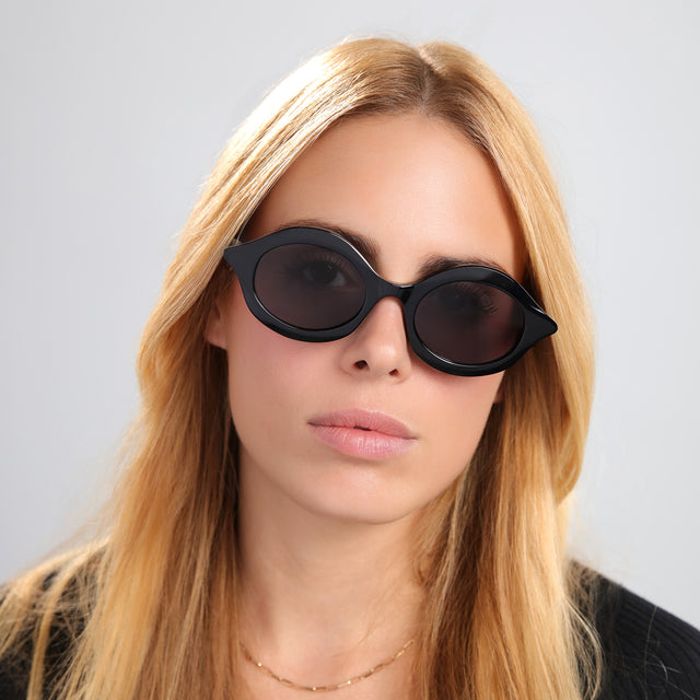 Blond woman in a black tee wearing Willow Sunglasses Black with Grey