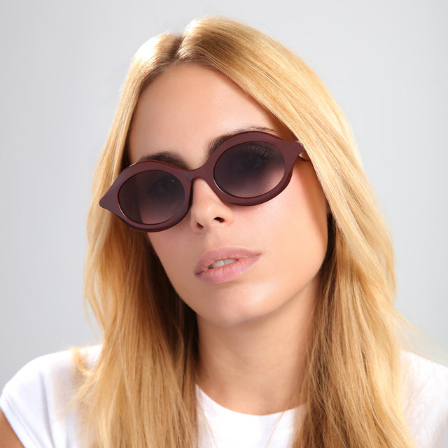 Blond woman in a white tee with straight hair wearing Willow Sunglasses Bordeaux with Grey Gradient
