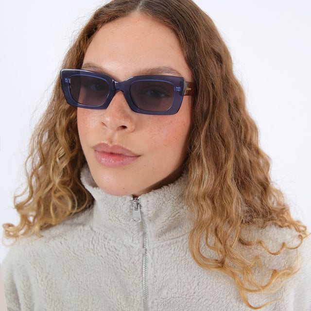 Brunette with a wavy ombre wearing Wilson Sunglasses Cobalt/Red Havana with Grey Flat Gradient