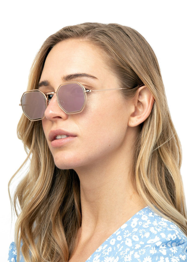 Blonde model with wavy hair wearing Dylan Tate Sunglasses Champagne/Rose Gold with Bright Rose Flat Mirror