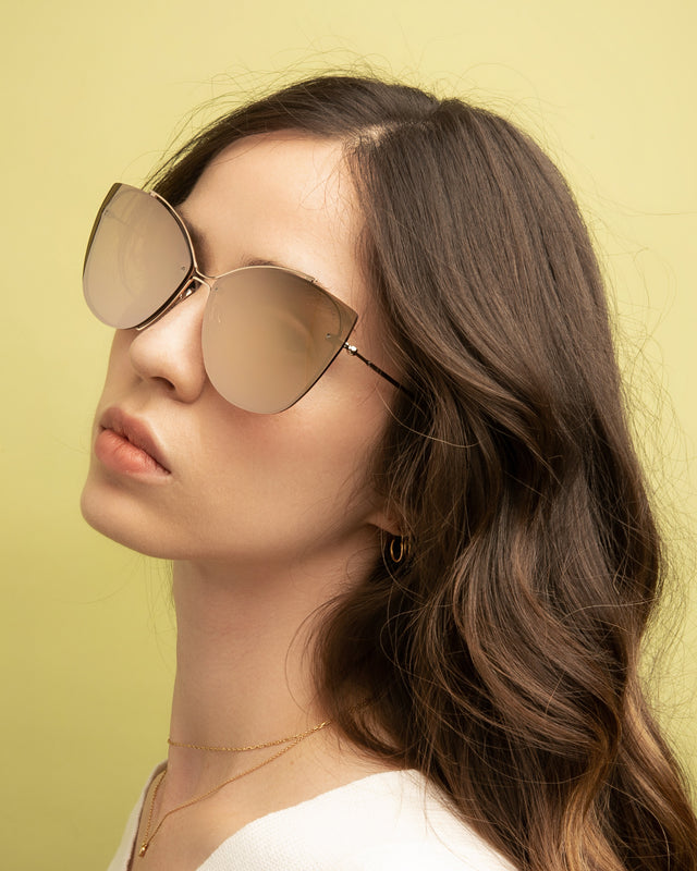 Brunette model with wavy hair wearing San Jose Sunglasses Gold with Rose Mirror