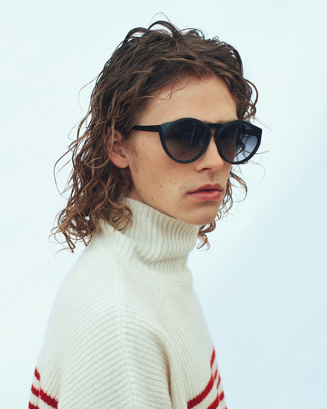 Model with light brown, shoulder-length hair wearing Sandie Sunglasses Black with Grey Flat Gradient