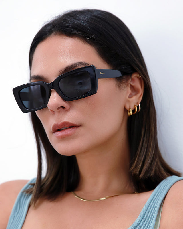 Brunette model with shoulder-length, straight hair wearing Wilson Sunglasses Black with Grey Flat